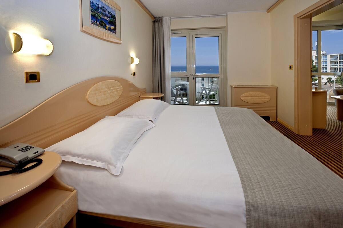 Blackout drapes, WiFi (free), bed sheets