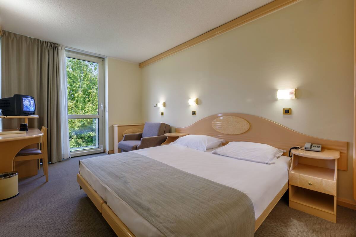 Cortinas opacas, wifi gratis, ropa de cama