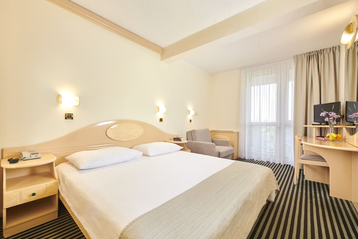 Classic room with balcony, sea side | 1 bedroom, blackout drapes, free WiFi, bed sheets