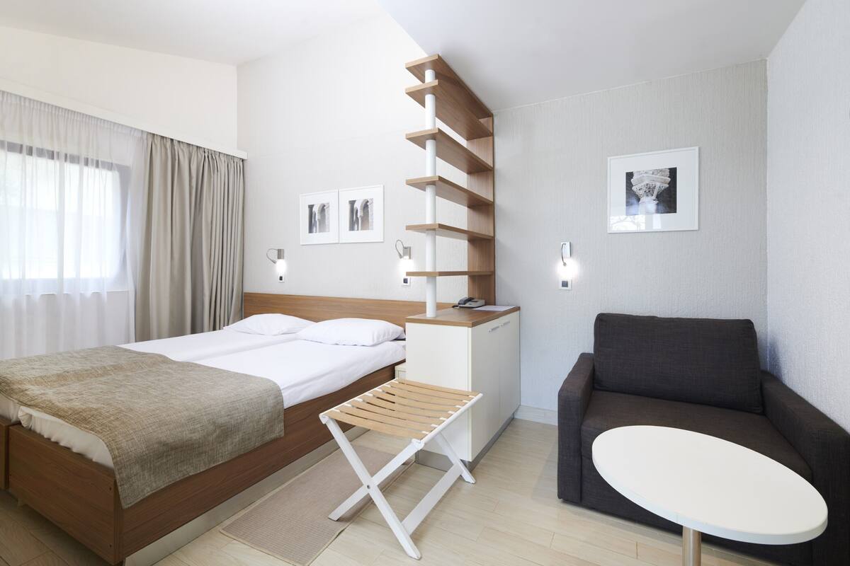 Minibar, két bảo mật tại phòng, bàn 