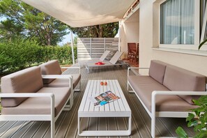 Classic apartment with terrace for 4 + 1 person | Terrasse/patio