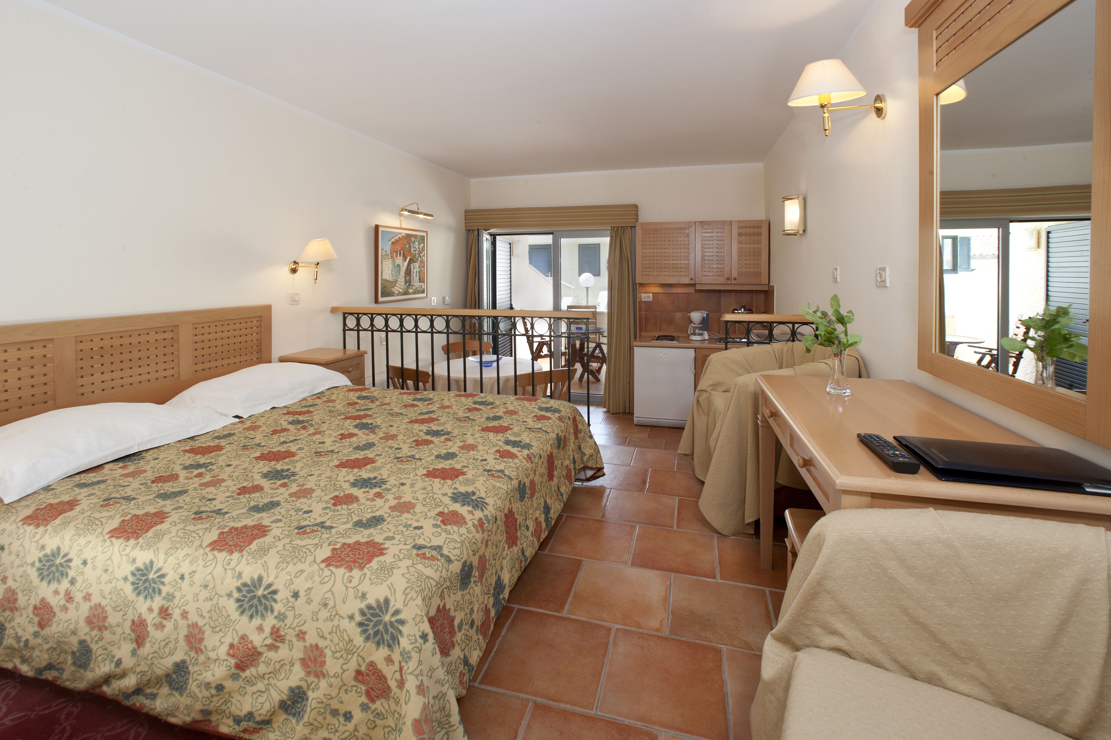 studio for 2 persons with terrace, park side | private kitchen | fridge, microwave, stovetop, coffee/tea maker