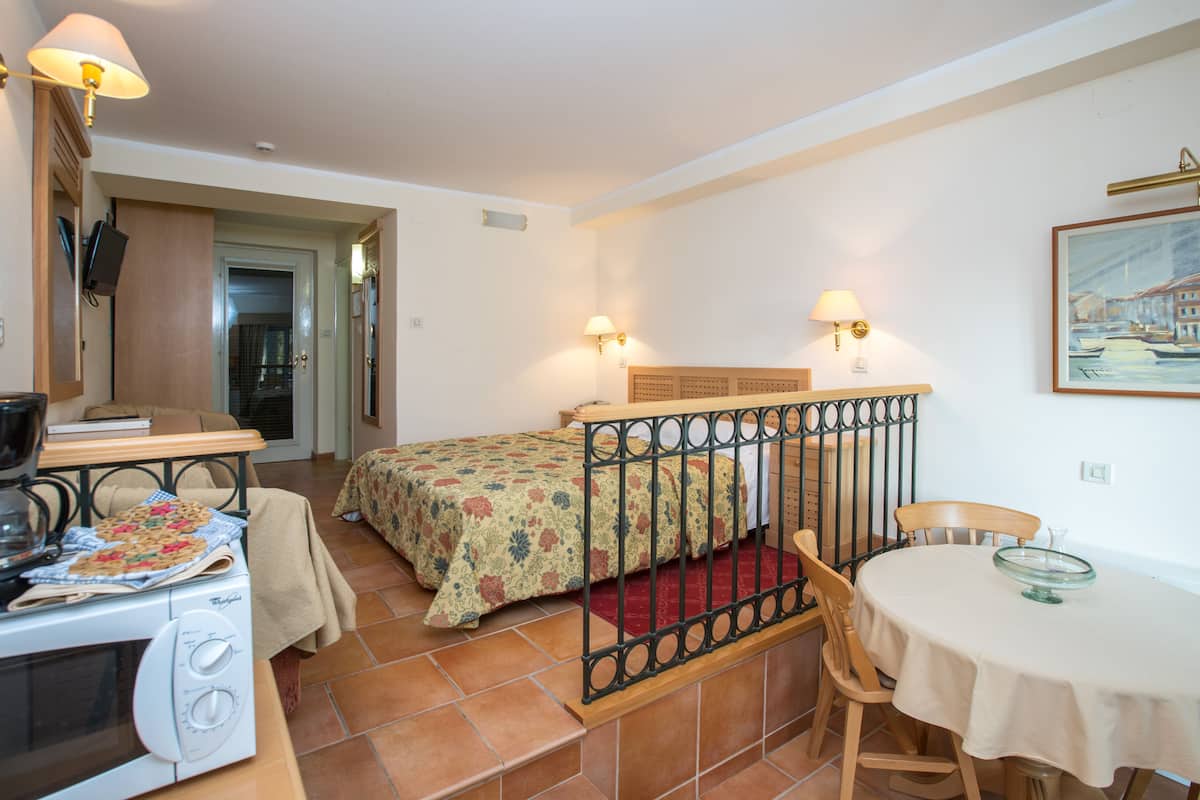 Studio for 2 persons with terrace, park side | 遮光窗帘、旅行婴儿床、免费 WiFi、床单