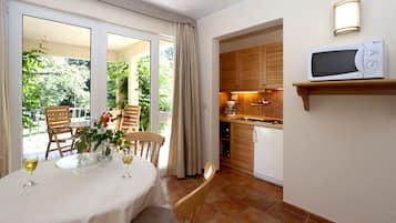 Studio for 2+1 persons, park side | Cocina privada | Refrigerador, microondas, parrilla de estufa y cafetera y tetera