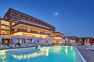 2 piscinas al aire libre, sombrillas, tumbonas