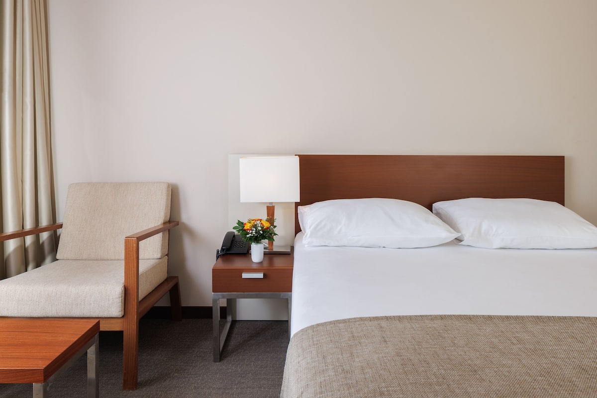 1 bedroom, desk, blackout curtains, free WiFi