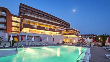 2 piscinas al aire libre, sombrillas, sillones reclinables de piscina