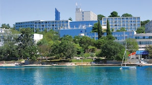 A hotel with multiple floors, a pool, and a view of the water. - Hotel Gran Vista Plava Laguna (Porec)