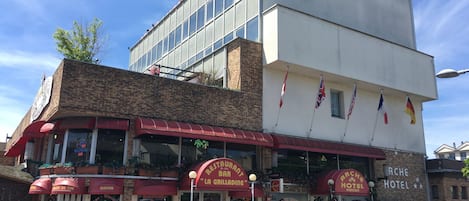Un hotel con restaurante en la planta baja llamado "La Grillaine" y un hotel "Roche" en el segundo piso.