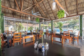 Breakfast, lunch, dinner and brunch served - Seis Playas Hotel (Tamarindo)