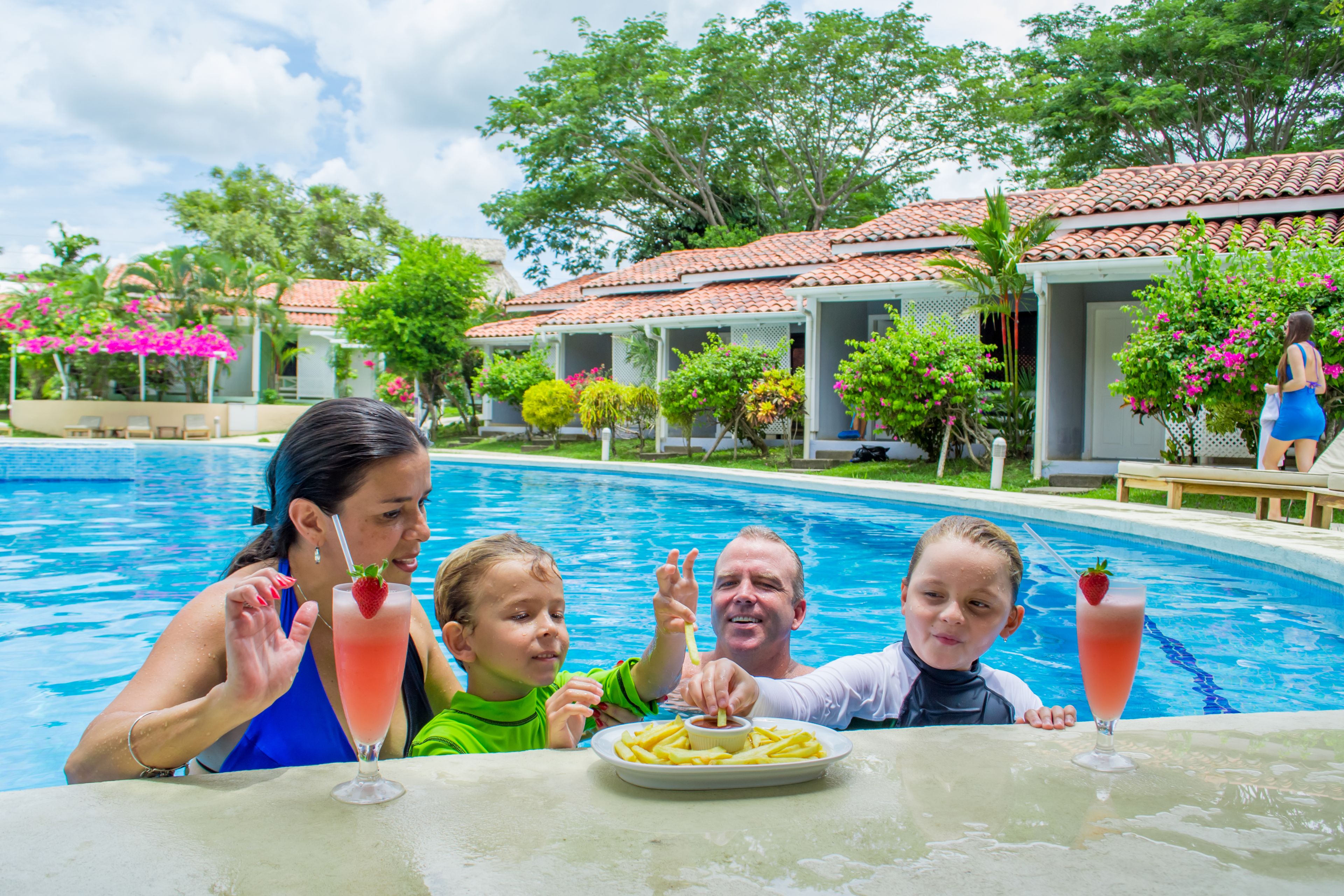 室外游泳池，日光浴躺椅