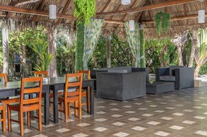 Se sirven desayunos, almuerzos y cenas (con vistas a la piscina) 