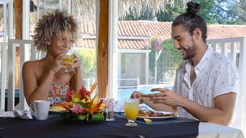 Se sirven desayunos, almuerzos y cenas; junto a la piscina