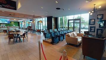 Serveert ontbijt, lunch, diner, internationale gerechten