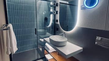 Regadera, amenidades de baño gratuitas, secadora de cabello, toallas