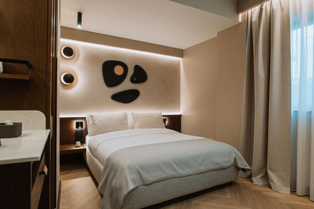 Classic Double Room | Minibar, in-room safe, desk, blackout drapes