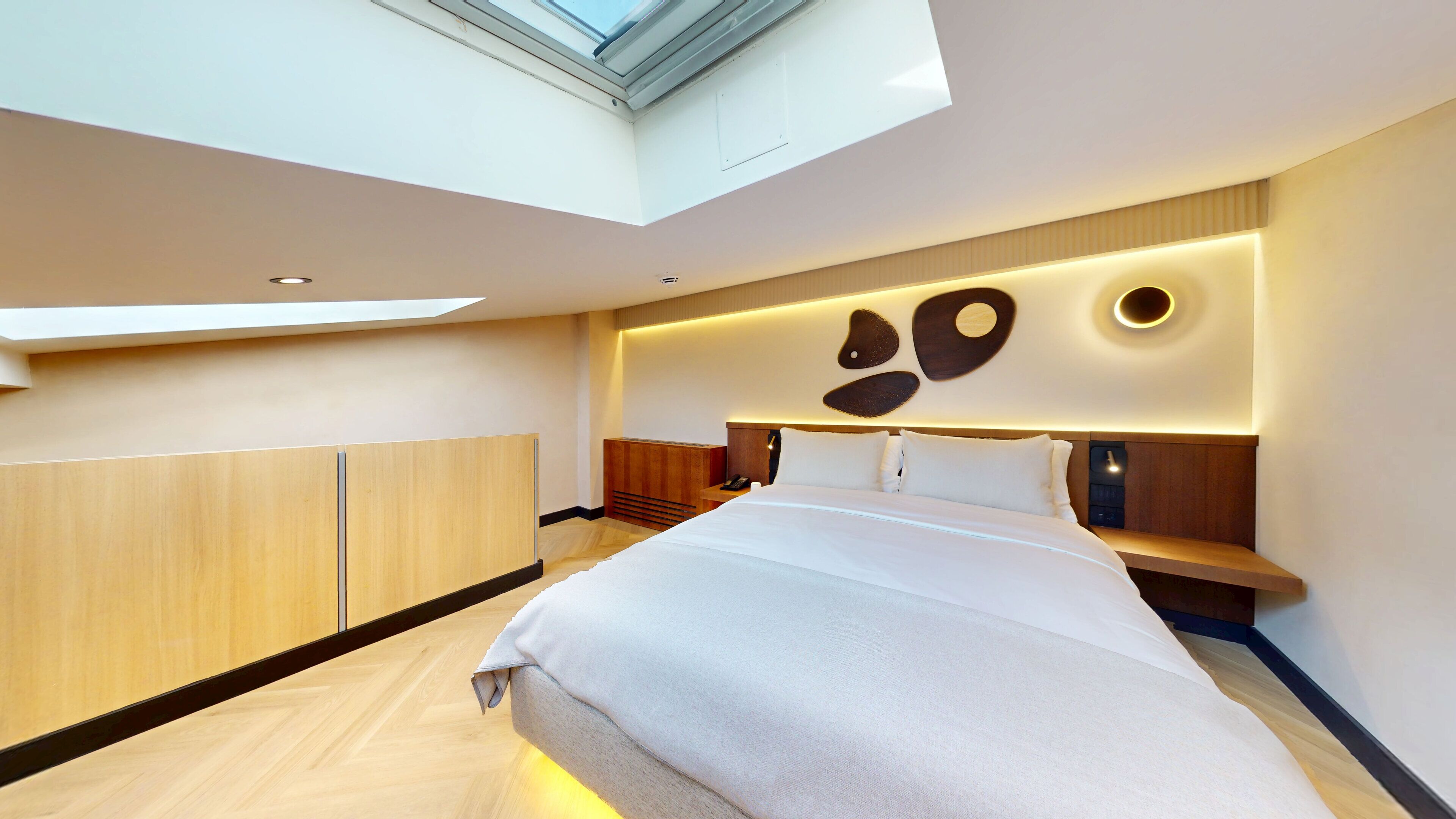 Premium Studio Suite | Minibar, in-room safe, desk, blackout curtains