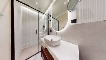 Superior Double Room | Bathroom