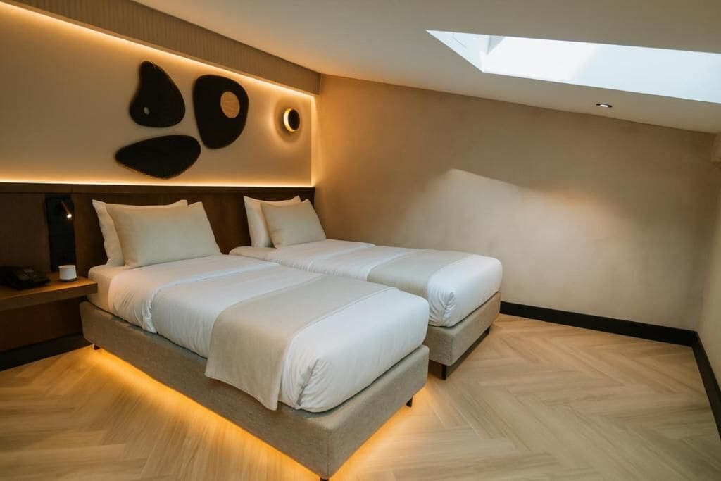 Classic Twin Room | Minibar, in-room safe, desk, blackout drapes