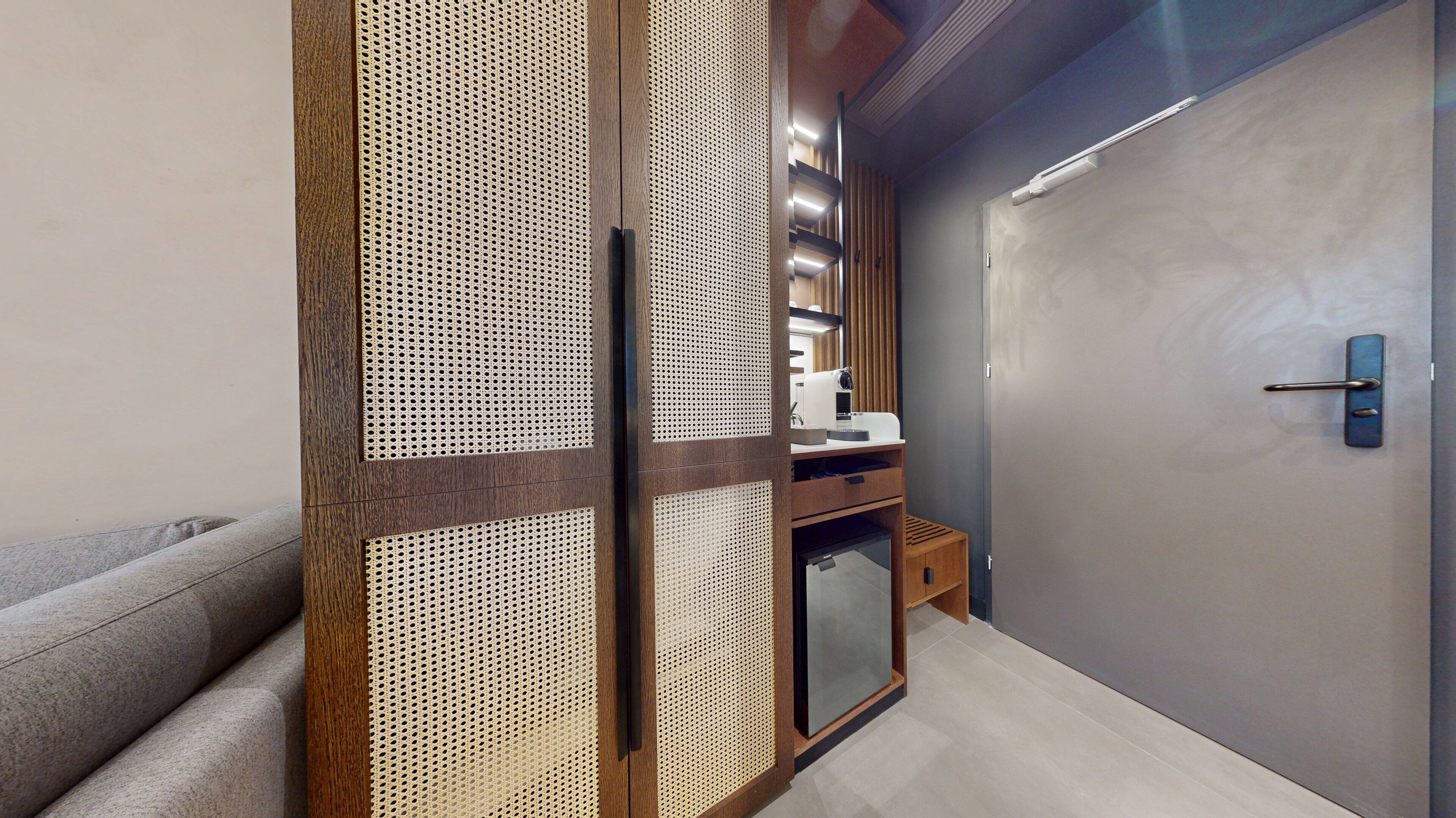 Minibar, coffres-forts dans les chambres, bureau, rideaux occultants