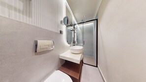 Classic Double Room | Bathroom | Shower, free toiletries, hair dryer, towels - Trianon Hotel (Bucharest)