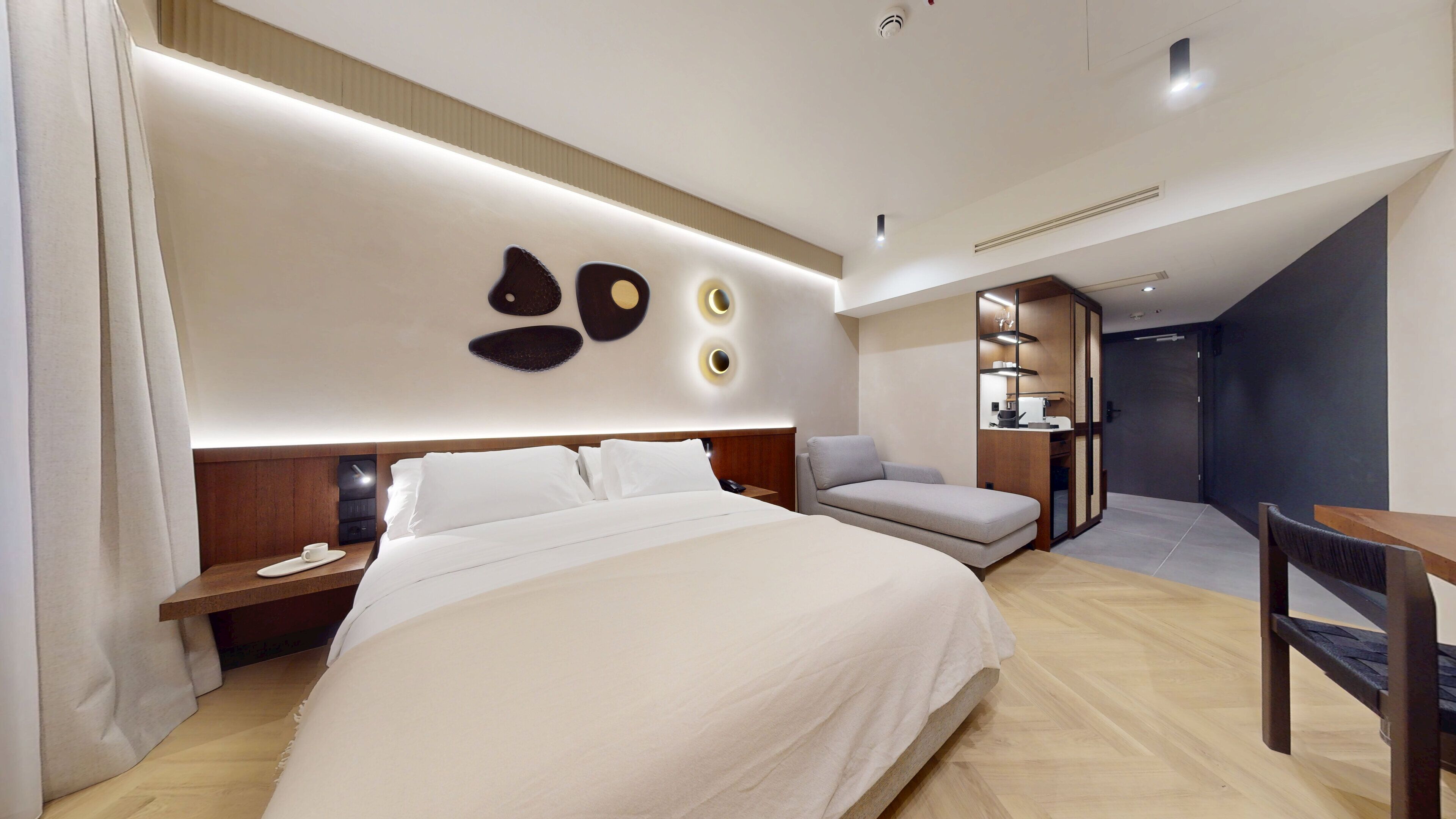 Minibar, coffres-forts dans les chambres, bureau, rideaux occultants