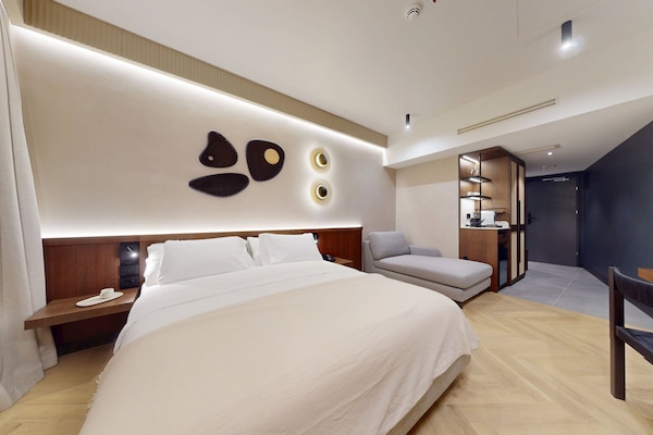 Familiestudio | Minibar, safe på rommet, skrivebord og blendingsgardiner