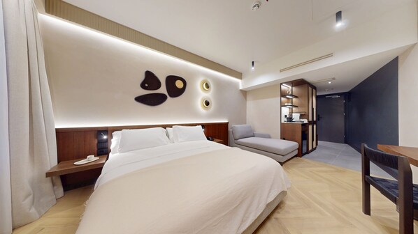 Familie studio | Een minibar, een kluis op de kamer, een bureau, verduisterende gordijnen