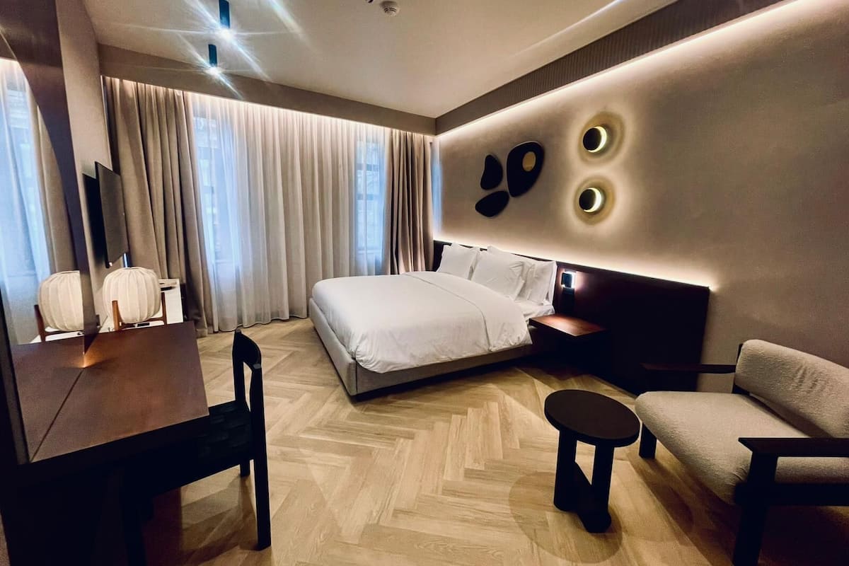 Family Studio | Minibar, in-room safe, desk, blackout drapes