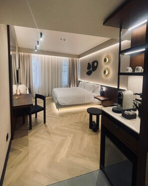 Family Studio | Minibar, in-room safe, desk, blackout drapes