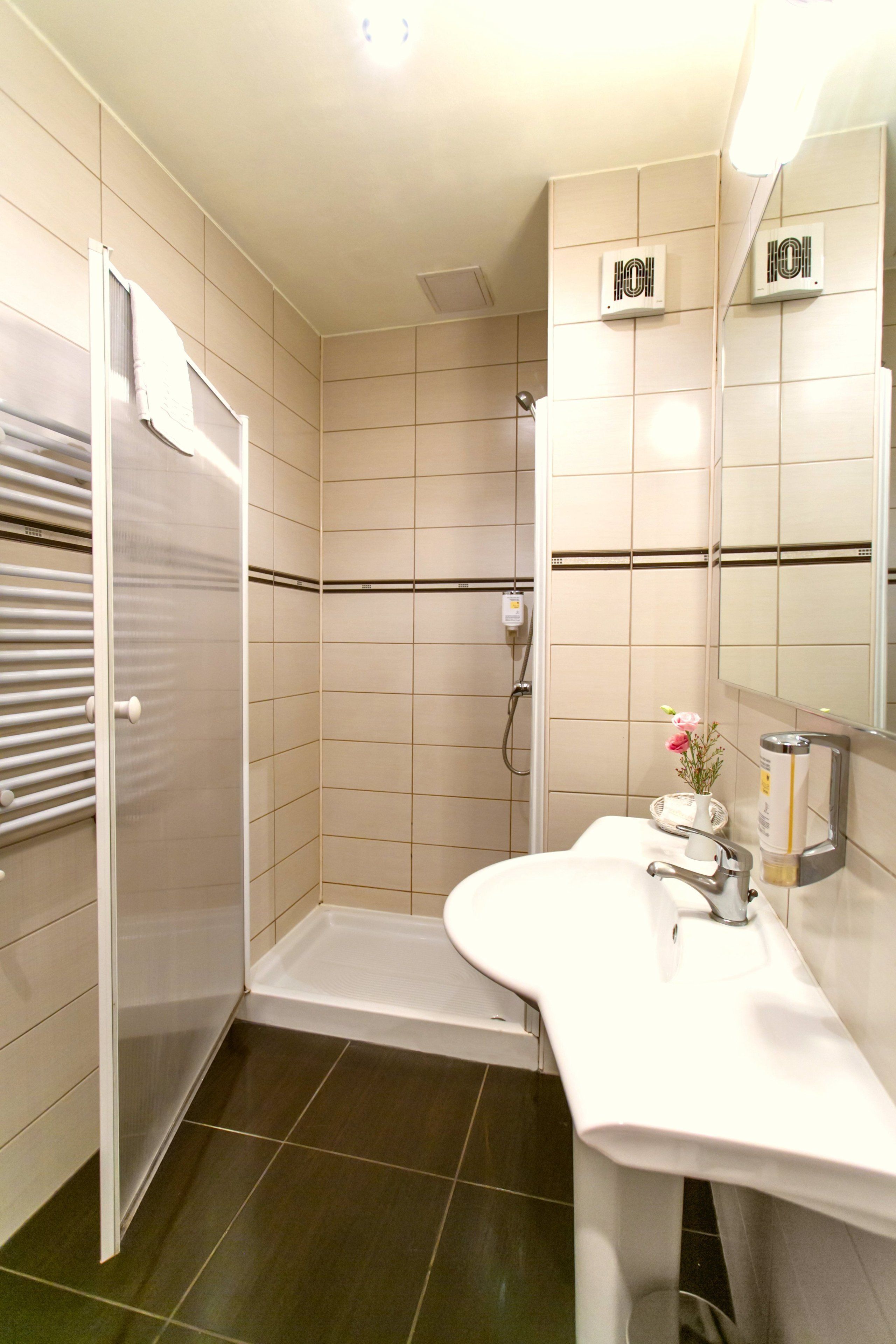 combined shower/bathtub, free toiletries, hair dryer, towels