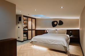 Dobbeltrom – classic | Minibar, safe på rommet, skrivebord og blendingsgardiner