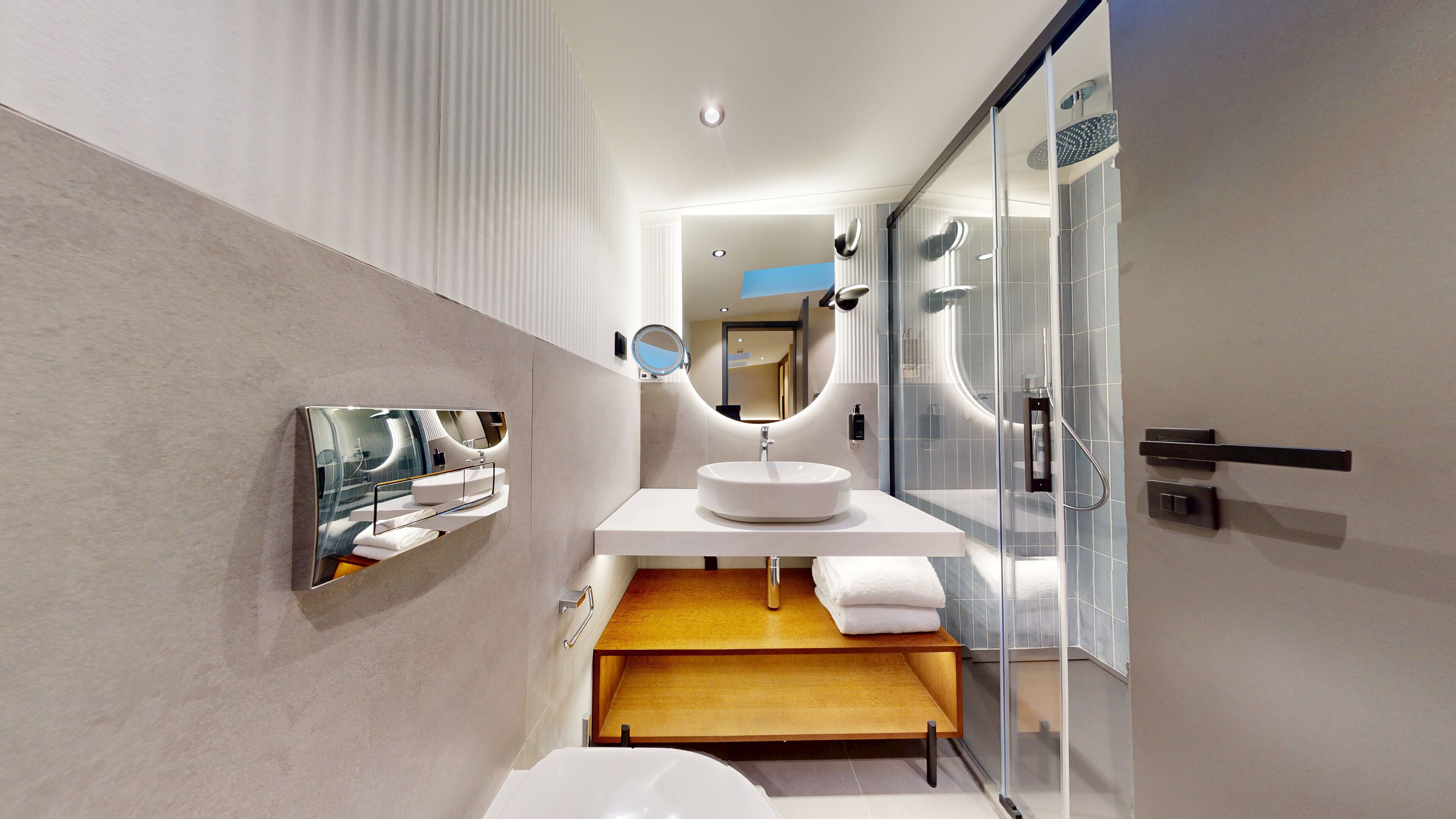 Shower, free toiletries, hair dryer, towels