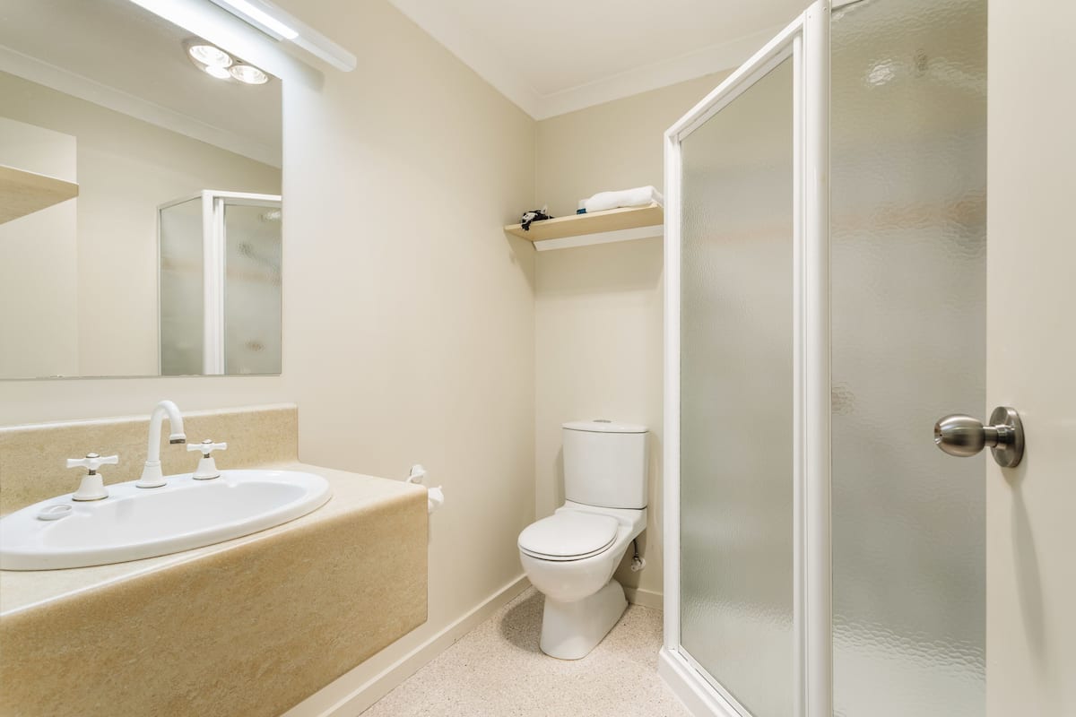 Habitación estándar | Baño | Artículos de higiene personal gratuitos, secador de pelo y toallas