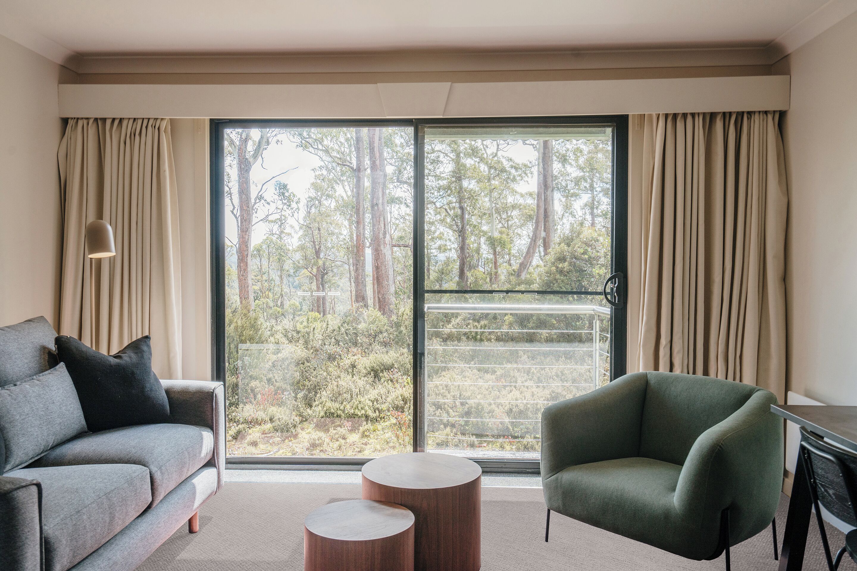 Deluxe Room, 1 King Bed | Living area