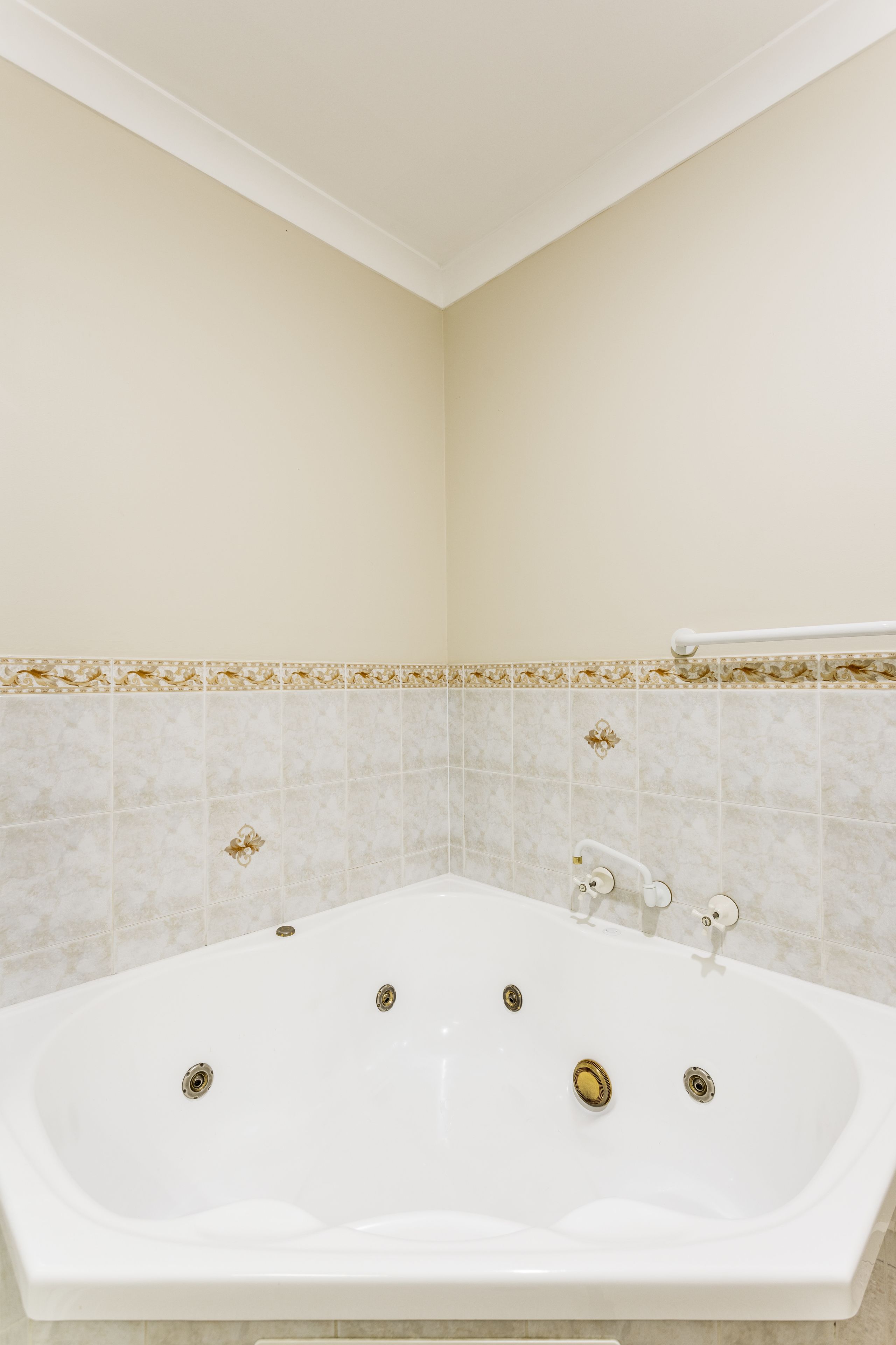 deluxe spa room | bathroom | free toiletries, hair dryer, towels