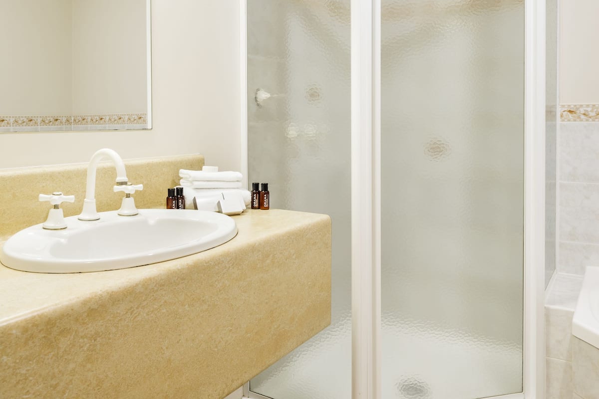 Artículos de higiene personal gratuitos, secador de pelo y toallas