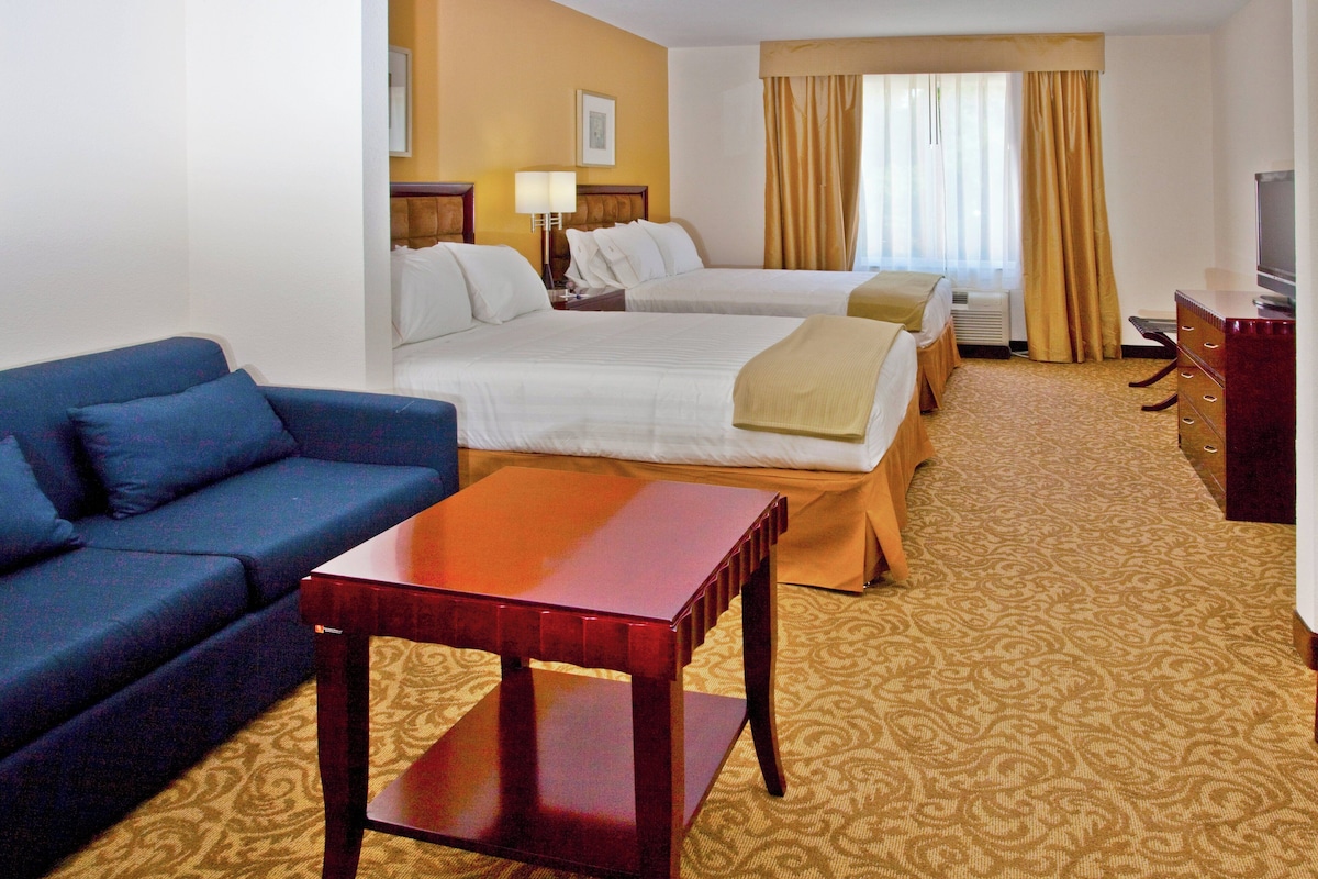 Suite, Multiple Beds (Addl Living Area) | Iron/ironing board, cribs (free), bed sheets