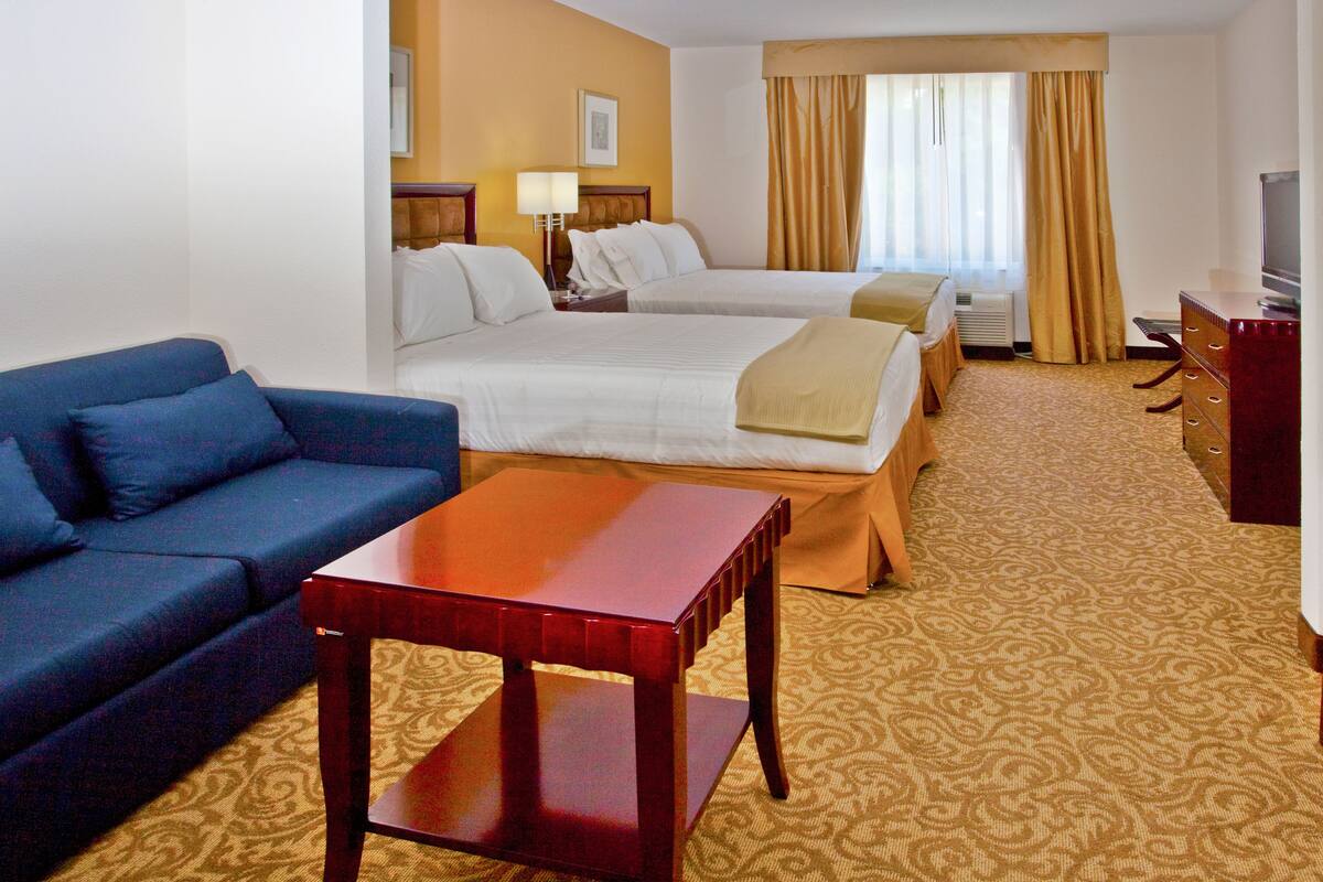 Suite, Multiple Beds (Addl Living Area)