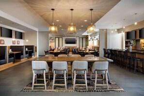 Breakfast, lunch and dinner served - DoubleTree by Hilton Chicago Midway Airport (Chicago)