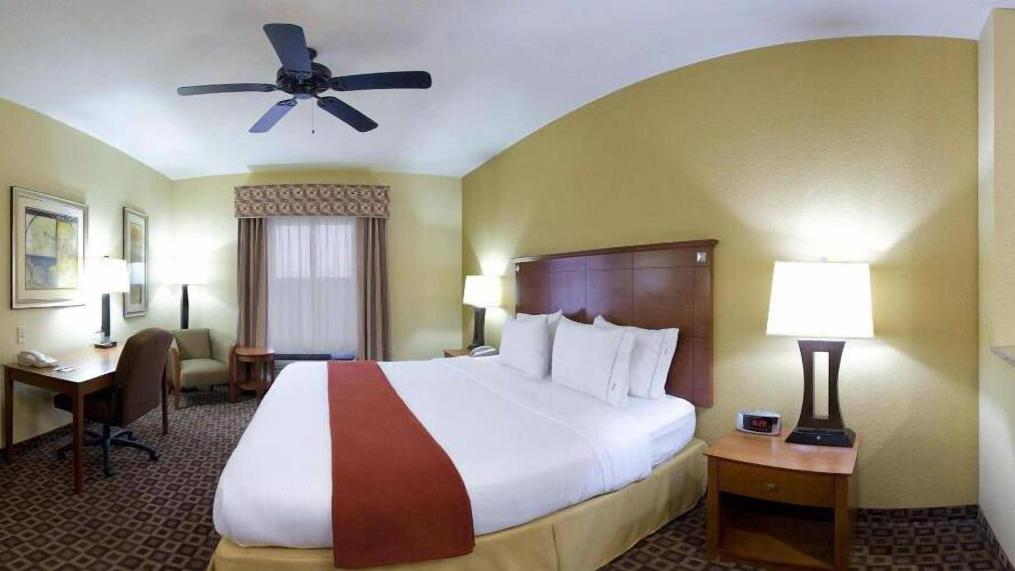 Escritorio y espacio para trabajar con laptop 