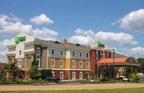A hotel with a central courtyard, multiple wings, and a parking lot.