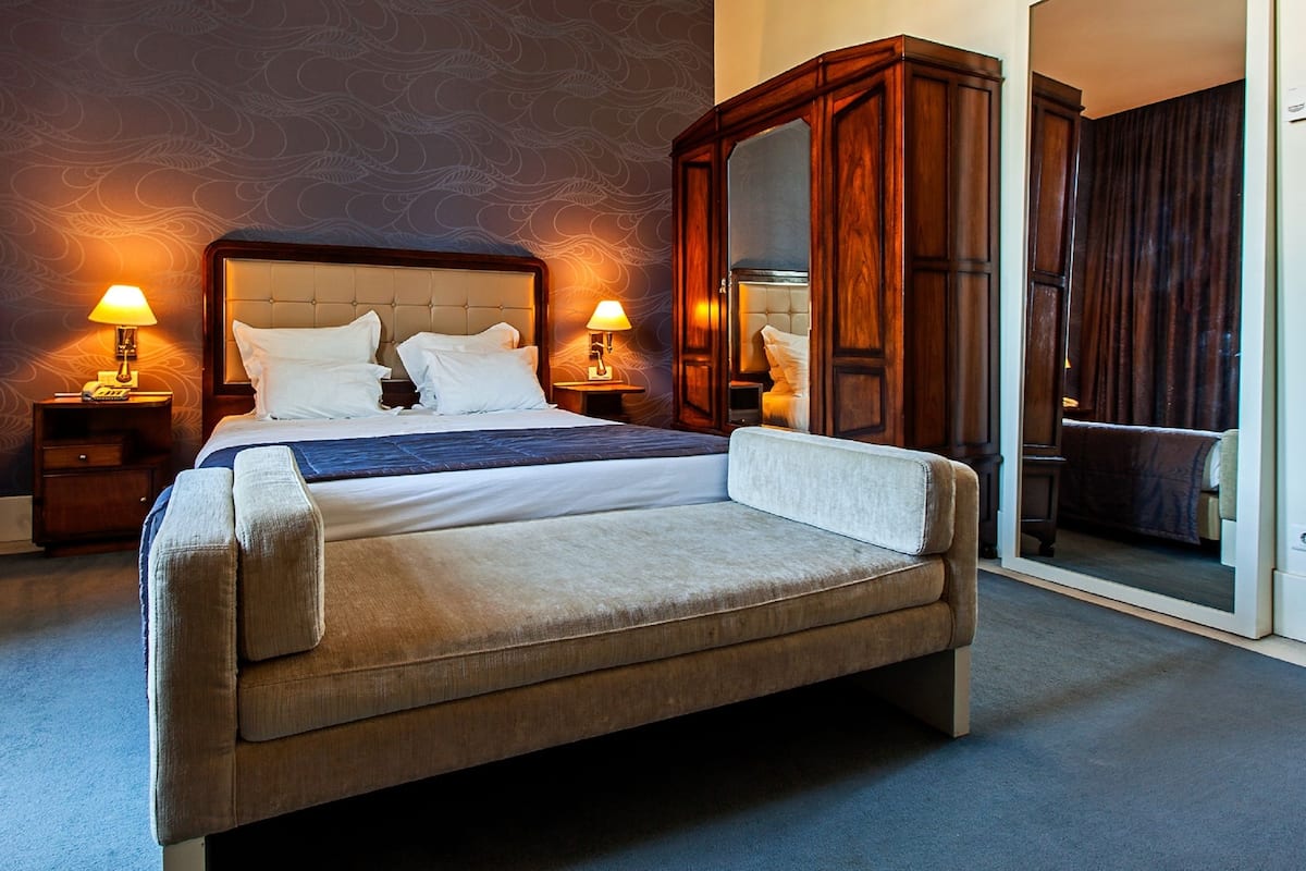 1 bedroom, hypo-allergenic bedding, minibar, in-room safe