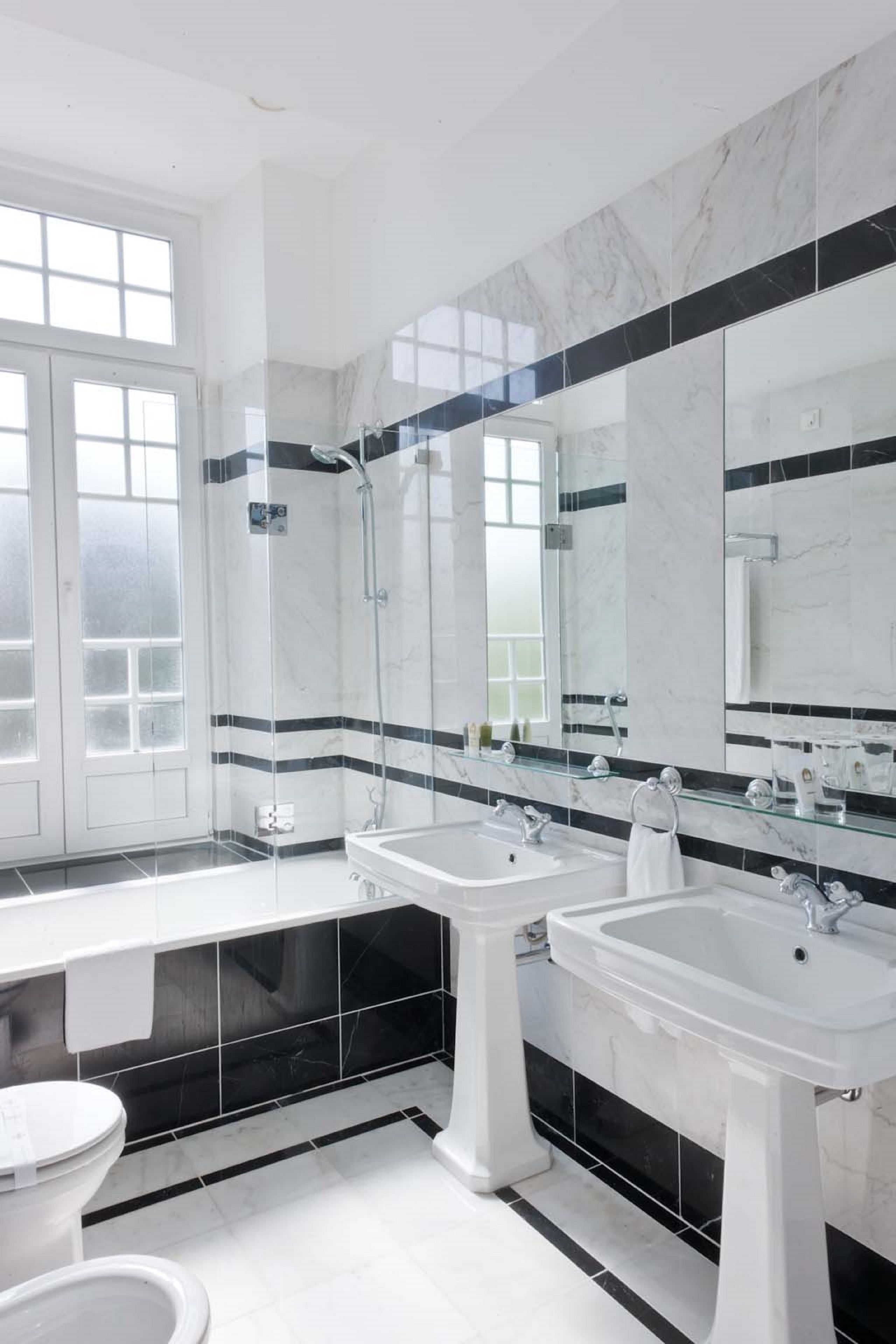 combined shower/bathtub, free toiletries, hair dryer, bidet