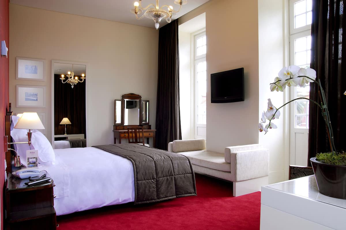 1 bedroom, hypo-allergenic bedding, minibar, in-room safe