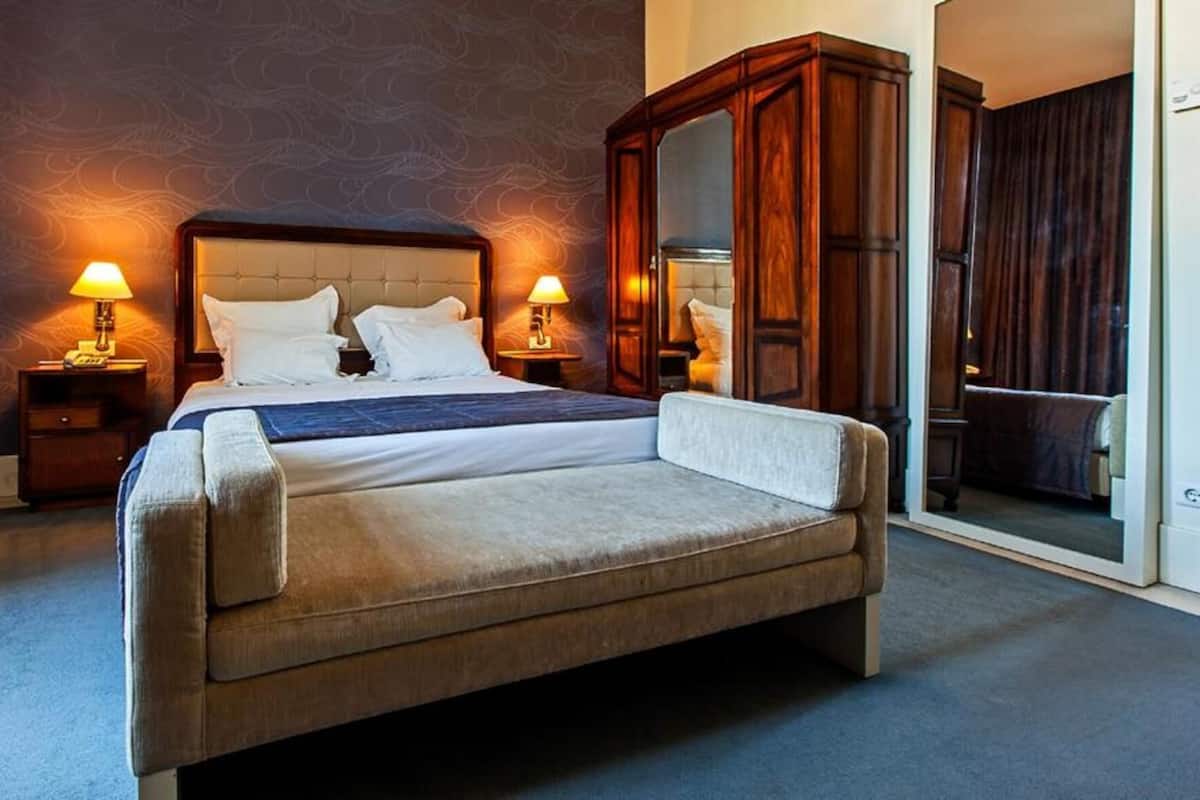 Hypo-allergenic bedding available, minibar, in-room safe, desk