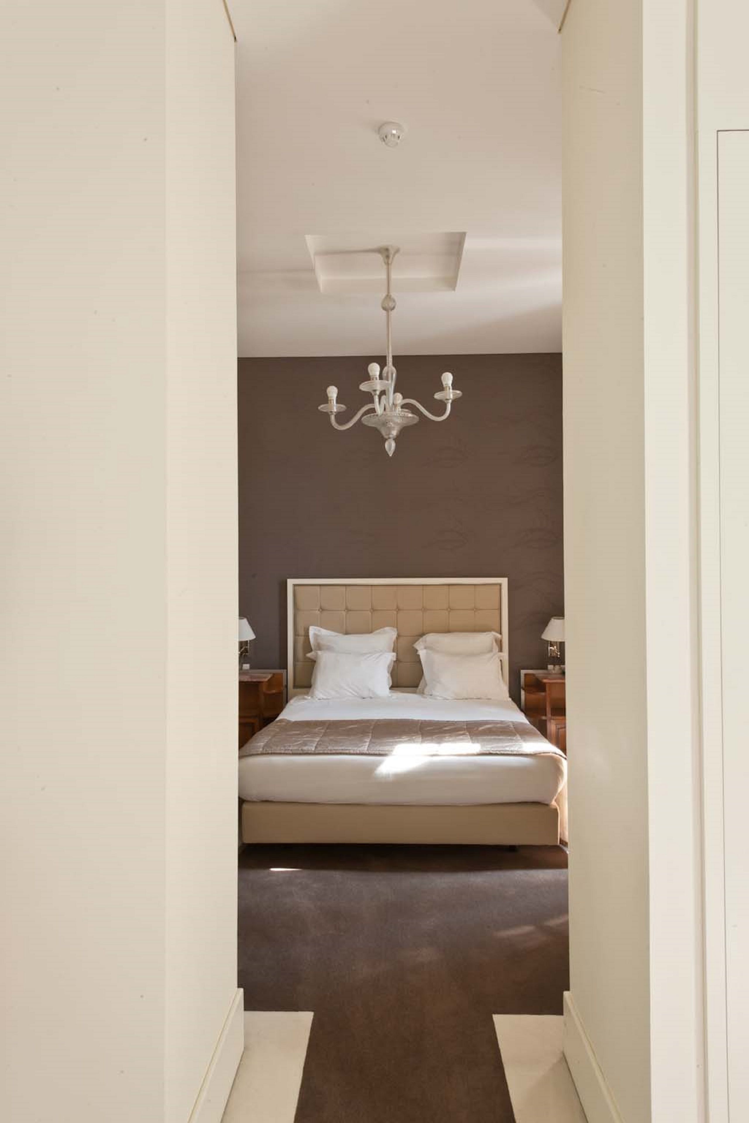 room (queen) | hypo-allergenic bedding, minibar, in-room safe, desk