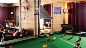 A pool table with balls, a fireplace, and a cozy seating area with leather chairs. - Résidence Lagrange Vacances Les Chalets Edelweiss (La Plagne-Tarentaise)