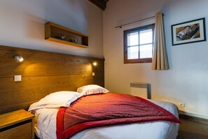 Verduisterende gordijnen, een strijkplank/strijkijzer, babybedden, wifi