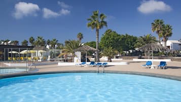 2 piscines a l'aire lliure, para-sols i gandules
